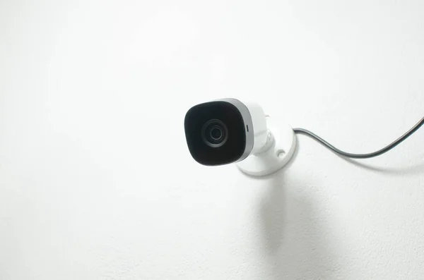 Close Uma Câmera Segurança Branca Ambiente Transmitindo Sensação Proteção Vigilância — Fotografia de Stock