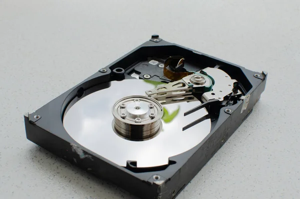 Açık bir HDD 'nin yakın görüntüsü, manyetik disklerini gösteriyor ve başlıkları okuyor. Dijital depolama teknolojisi.