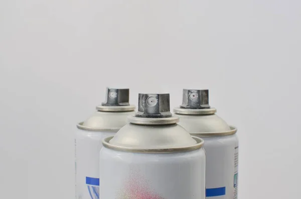 Closeup Sprays Tinta Etiqueta Branca Perfeito Para Projetos Conceitos Pintura — Fotografia de Stock