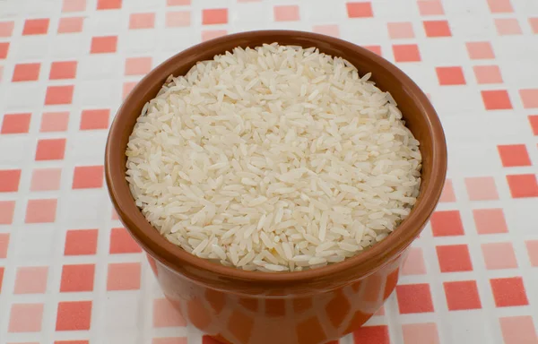 テーブルの上に炊き立ての米粒がたっぷり入った器の詳細 — ストック写真