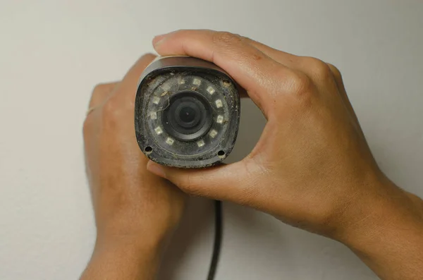 Técnico Qualificado Realizando Manutenção Uma Câmera Segurança Branca Fortalecendo Aspecto — Fotografia de Stock