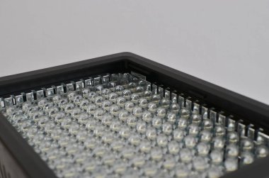 LED panellere yakın çekim, titiz yapılarını ve sundukları ışıklandırma potansiyelini gözler önüne seriyor.