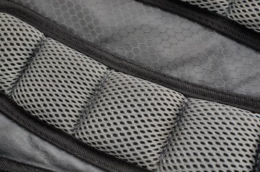 Çok yönlü ve fonksiyonel bir sırt çantasının dikişleri yeni bir temel oluşturmaya hazır..