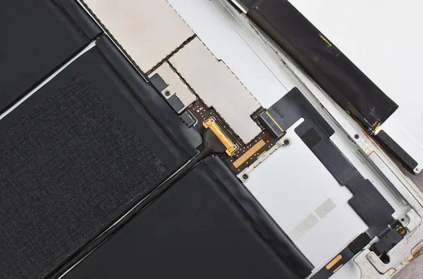 Gelişmiş onarım kavramını temsil eden gelişmiş iç organlara sahip bir tabletin yakın çekimi.