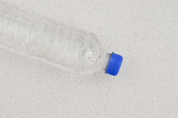 Nahaufnahme Einer Flasche Mineralwasser Für Haustiere Die Die Botschaft Von — Stockfoto