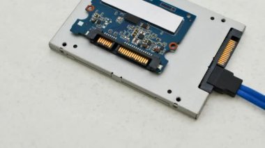 Bir SSD 'nin devre kartını yakından gösteren ilginç bir detay. Gelişmiş teknoloji kavramları için mükemmel..