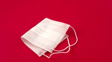 Minimalist görüntü: beyaz maske korunmanın ve sağlığın önemini vurguluyor. Sorumluluk ve refahı temsil eden düzenli bir şekilde düzenlenmiş bir koruyucu maske..