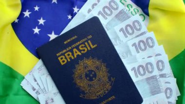 İkinci versiyon: Brezilya pasaportu, 100 gerçek fatura ve ulusal bayrak. Brezilya 'nın zenginliğini ve vatandaşlığını temsil eden bir görüntü..