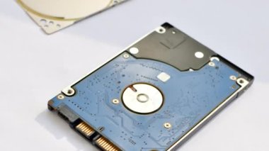 Teknolojik zarafet: Laptop HD düzgün, dağınıklıktan arınmış bir yüzey üzerinde gösteriliyor. Rafine edilmiş detay: Basit bir yüzeyde dizüstü bilgisayar HD konumu, verimlilik ve pratiklik iletiliyor.