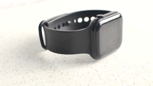 Primo Piano Uno Smartwatch Una Superficie Bianca Evidenziandone Caratteristiche Innovative — Video Stock