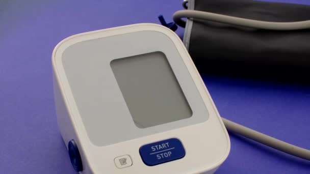 血圧モニター デバイスのシャープなイメージは 自宅の血圧モニタリングに不可欠なその精度とユーザーフレンドリーさを強調しています — ストック動画