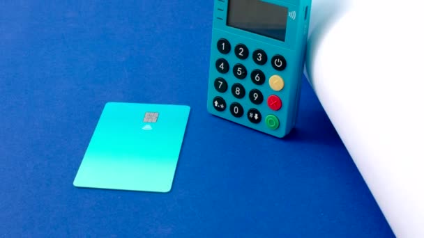 Azul Vibrante Máquina Tarjetas Portátil Destaca Contra Una Superficie Lisa — Vídeo de stock