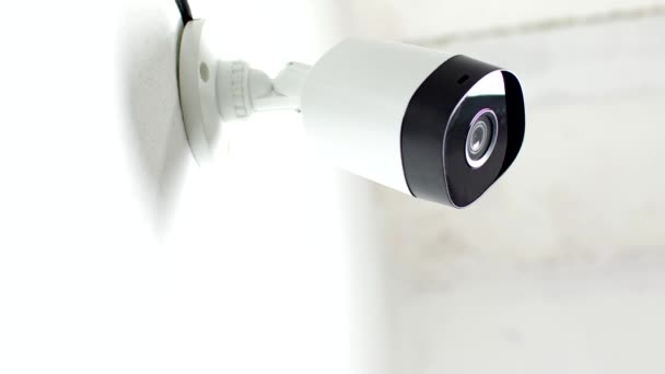 Olho Atento Câmera Circuito Segurança Montada Parede Branca Fornecendo Vigilância — Vídeo de Stock