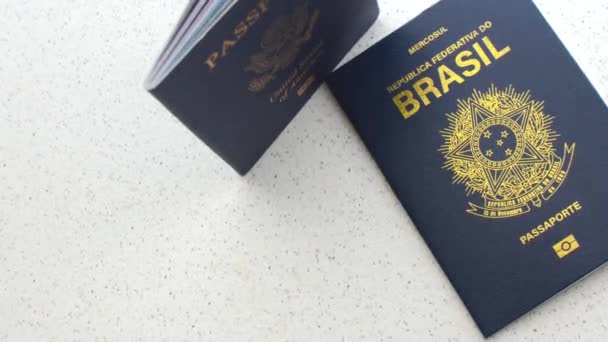 Символы Пересекающих Границы Бразильские Американские Паспорта Визуальные Маркеры Трансцендентного Опыта — стоковое видео