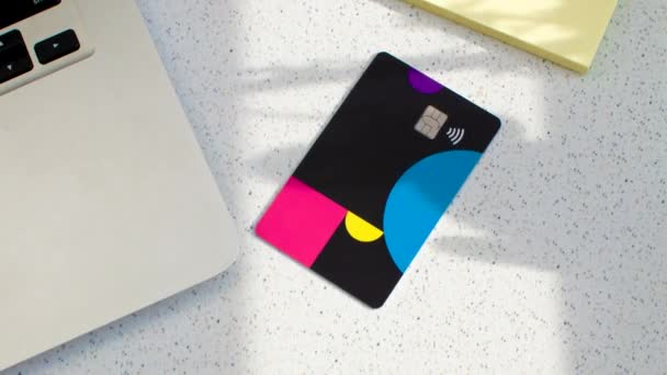 Кредитна Картка Розташована Поруч Ноутбуком Представляє Цифрову Еру Транзакцій Ноутбук — стокове відео