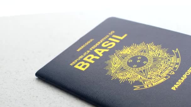 Brazilský Pas Bílém Povrchu Reprezentující Národní Identitu Jednoduchým Elegantním Způsobem — Stock video