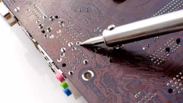 ハイライトされた技術的なスキル 電子板の複雑な細部を修理する慎重なはんだ付けする鉄 — ストック動画