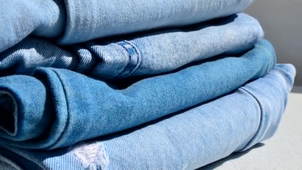 Χαλαρωμένο Στυλ Close Διπλωμένο Denim Παντελόνι Ιδανικό Για Casual Fashion — Αρχείο Βίντεο