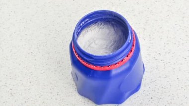 Mavi bir kabın içindeki beyaz toz, dinginlik ve temizliği çağrıştırıyor. Beyaz tozlu mavi bir kap, zarif ve minimalist bir kompozisyon. Kavanoz dolusu kabartma tozu.