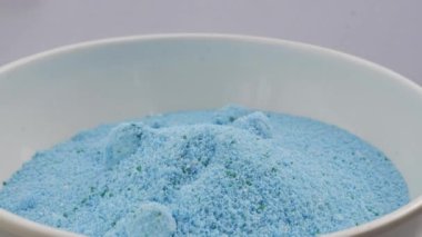 Çamaşır deterjanına yakın çekim, tazeliği ve temizliği teşvik. Çamaşır ürünleri reklamları için açık bir kavram.