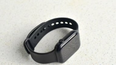 Beyaz bir yüzeyde, yenilikçi özelliklerini vurgulayan bir akıllı yamanın yakın çekimi. Beyaz arkaplandaki akıllı bir karenin detaylı görüntüsü modernliği ve bağlantıyı temsil etmek için mükemmel..