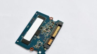 Bir SSD 'nin devre kartını yakından gösteren ilginç bir detay. Gelişmiş teknoloji kavramları için mükemmel..