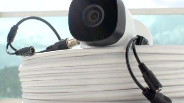 CCTV Detayı - Güvenlik kamerası ve kablo makarası, sağlam güvenlik için gerekli ekipmanlar.