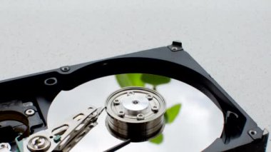 Stratejik olarak temiz bir yüzeye yerleştirilmiş, harekete geçilmeyi bekleyen bir bilgisayar HD 'sinin hassas ayrıntıları. Yüzeyde duran zarif bilgisayar HDD deponuzu güçlendirmek için bekliyor.