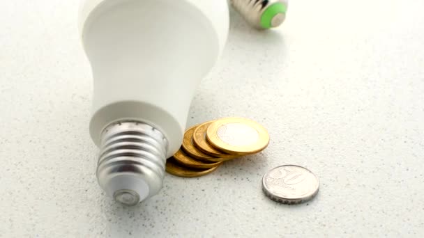 巴西硬币在一盏灯下 代表财政对电费的影响 照明的经济观点 — 图库视频影像