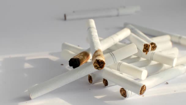 Consapevolezza Sigaretta Isolata Una Superficie Bianca Che Segnala Rischi Salute — Video Stock