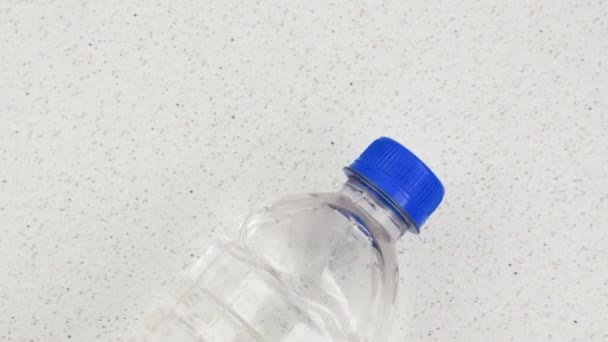Κοντινό Πλάνο Ενός Ανακυκλωμένου Πλαστικού Μπουκαλιού Προωθώντας Την Ευαισθητοποίηση Σχετικά — Αρχείο Βίντεο