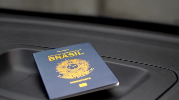Passaporte Brasileiro Posicionado Painel Carro Pronto Para Novas Viagens Pronto — Vídeo de Stock