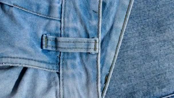 对牛仔裤坚固的针迹进行了完美的特写 突出了工艺的质量和工艺特点 — 图库视频影像