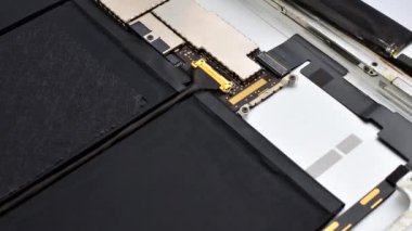 Kapsamlı tablet bakımı, detaylara dikkat çekmek ve teknik uzmanlık gerektiriyor. Bakım sürecindeki tablet, teknik hassasiyet ve profesyonelliği vurguluyor.