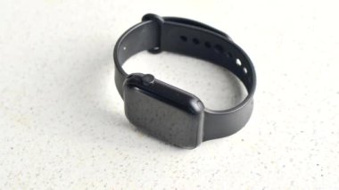 Beyaz bir yüzeyde, yenilikçi özelliklerini vurgulayan bir akıllı yamanın yakın çekimi. Beyaz arkaplandaki akıllı bir karenin detaylı görüntüsü modernliği ve bağlantıyı temsil etmek için mükemmel..