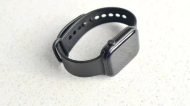 Beyaz bir yüzeyde, yenilikçi özelliklerini vurgulayan bir akıllı yamanın yakın çekimi. Beyaz arkaplandaki akıllı bir karenin detaylı görüntüsü modernliği ve bağlantıyı temsil etmek için mükemmel..