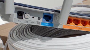 Yüksek teknolojili Wi-Fi yönlendiricisinin arka bağlantıları modern bağlantıların arkasındaki sofistike mühendisliği ortaya çıkarıyor..