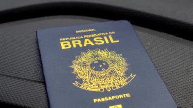 Brezilya pasaportu gösterge panelinde, yeni seyahatler için hazır. Yolculuk için hazır: Brezilya pasaportu gösterge panelinde görünür.