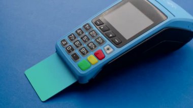 Kusursuz bir yüzeyde, mavi kart makinesi canlı ve profesyonel bir dokunuş getiriyor. legant kontrast: Mavi kart makinesi pürüzsüz ve sofistike bir yüzeye dayanır.
