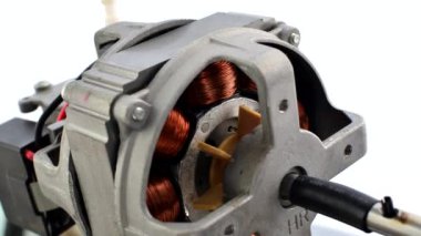 Kablolar ve bakırdan oluşan hayran motorunun büyüleyici ayrıntıları teknoloji ve enerjiyle ilgili projeler için mükemmeldir..