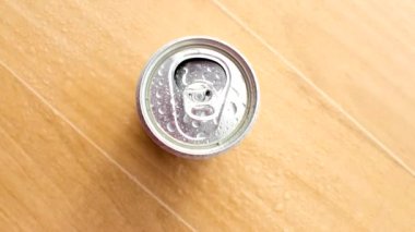 Soda kutusunun tepesine yakın çekim yaparak alüminyumdan yapılan metalik dokuyu yakalıyoruz..