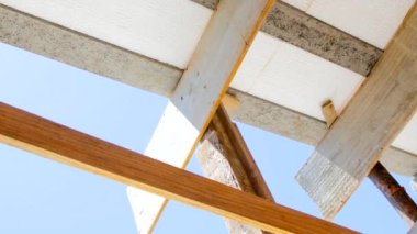 Yapay köpük levhanın yakın çekimi, binalardaki termal yalıtım için sürdürülebilir ve çok yönlü bir çözüm..