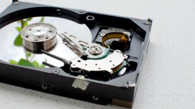 Stratejik olarak temiz bir yüzeye yerleştirilmiş, harekete geçilmeyi bekleyen bir bilgisayar HD 'sinin hassas ayrıntıları. Yüzeyde duran zarif bilgisayar HDD deponuzu güçlendirmek için bekliyor.