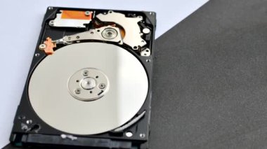 Teknolojik zarafet: Laptop HD düzgün, dağınıklıktan arınmış bir yüzey üzerinde gösteriliyor. Rafine edilmiş detay: Basit bir yüzeyde dizüstü bilgisayar HD konumu, verimlilik ve pratiklik iletiliyor.