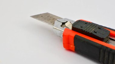 Net yüzeyde vurgulanmış profesyonel stil, hassas görevler için hazır. Hafif arka planda keskin bir stilin ayrıntıları, el sanatları için temel bir araçtır.