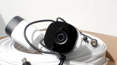 CCTV Detayı - Güvenlik kamerası ve kablo makarası, sağlam güvenlik için gerekli ekipmanlar.