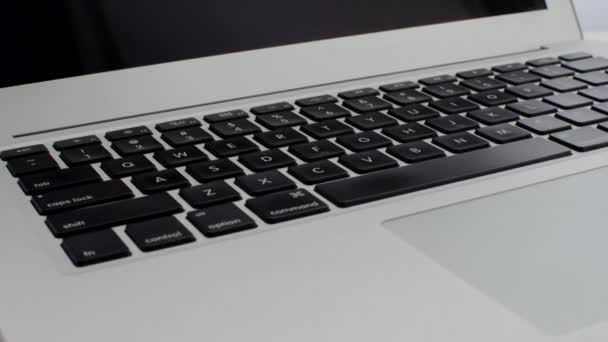 Крупный План Клавиатуры Ноутбука Подчеркивая Гладкие Клавиши Предлагая Профессиональную Сложную — стоковое видео