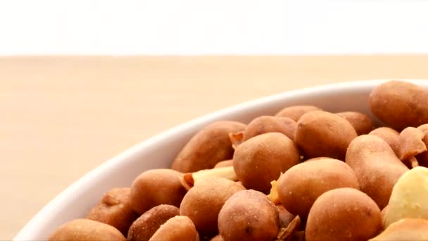 Close Uma Tigela Cheia Amendoins Sobre Textura Quente Uma Mesa — Vídeo de Stock