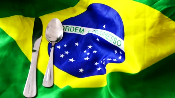 ブラジルの国旗とカトラリー 食事の関係を表現 — ストック動画