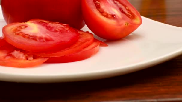 Κομμένες Κόκκινες Ντομάτες Δημιουργούν Μια Ζωντανή Και Ορεκτική Σκηνή Ένα — Αρχείο Βίντεο
